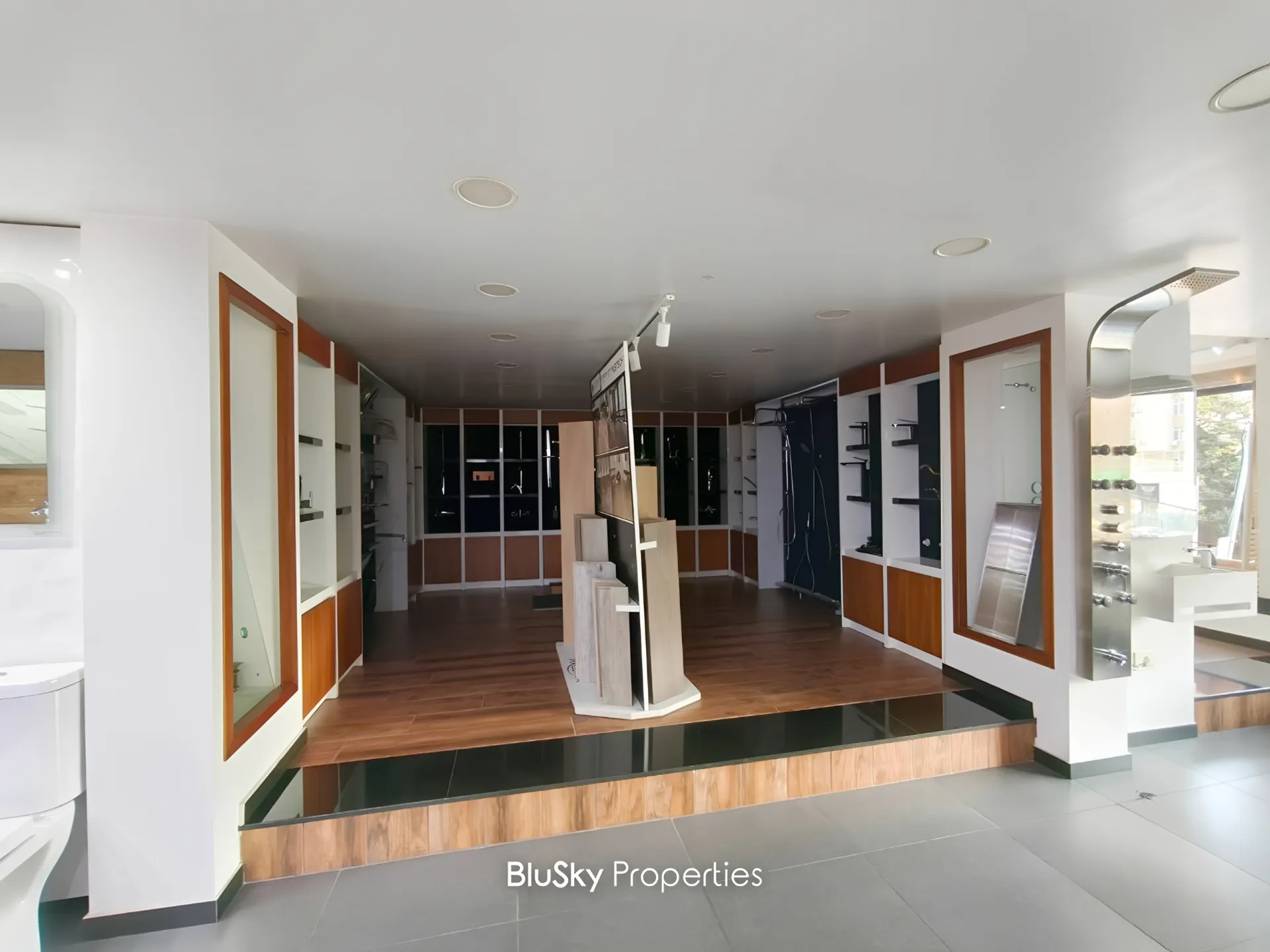 Showroom for rent in Jdeideh