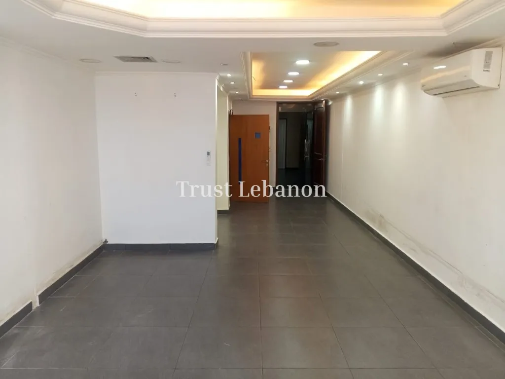 Office for rent in Hamra