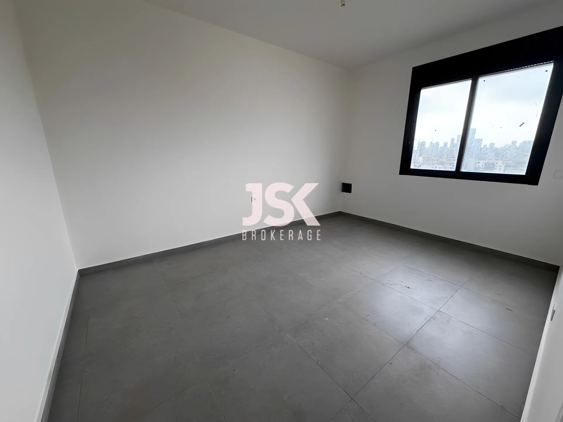 Apartment for Sale in Ain El Remmaneh - 3 bed, 3 bath