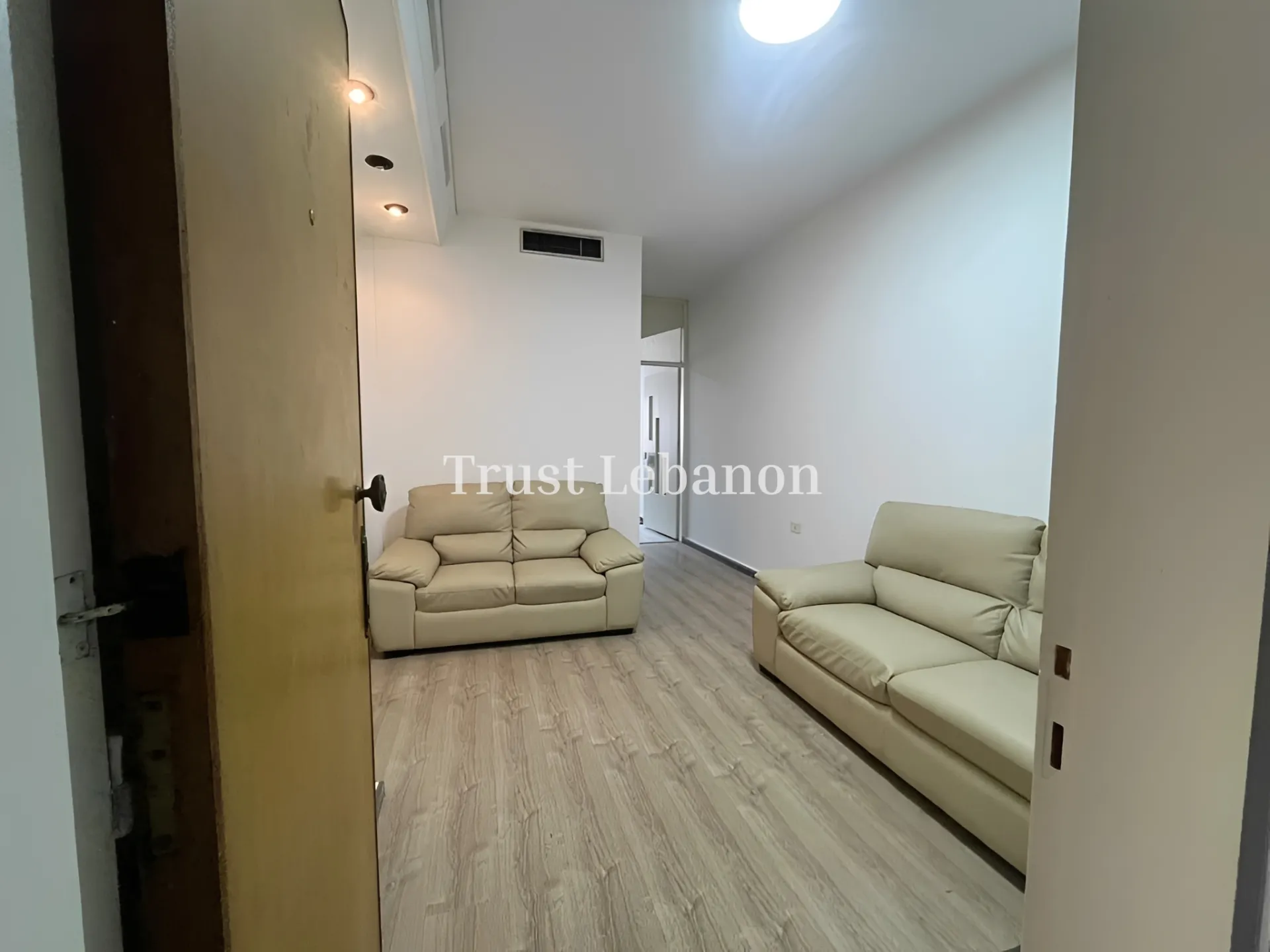 Office for rent in Mazraat Yachoua
