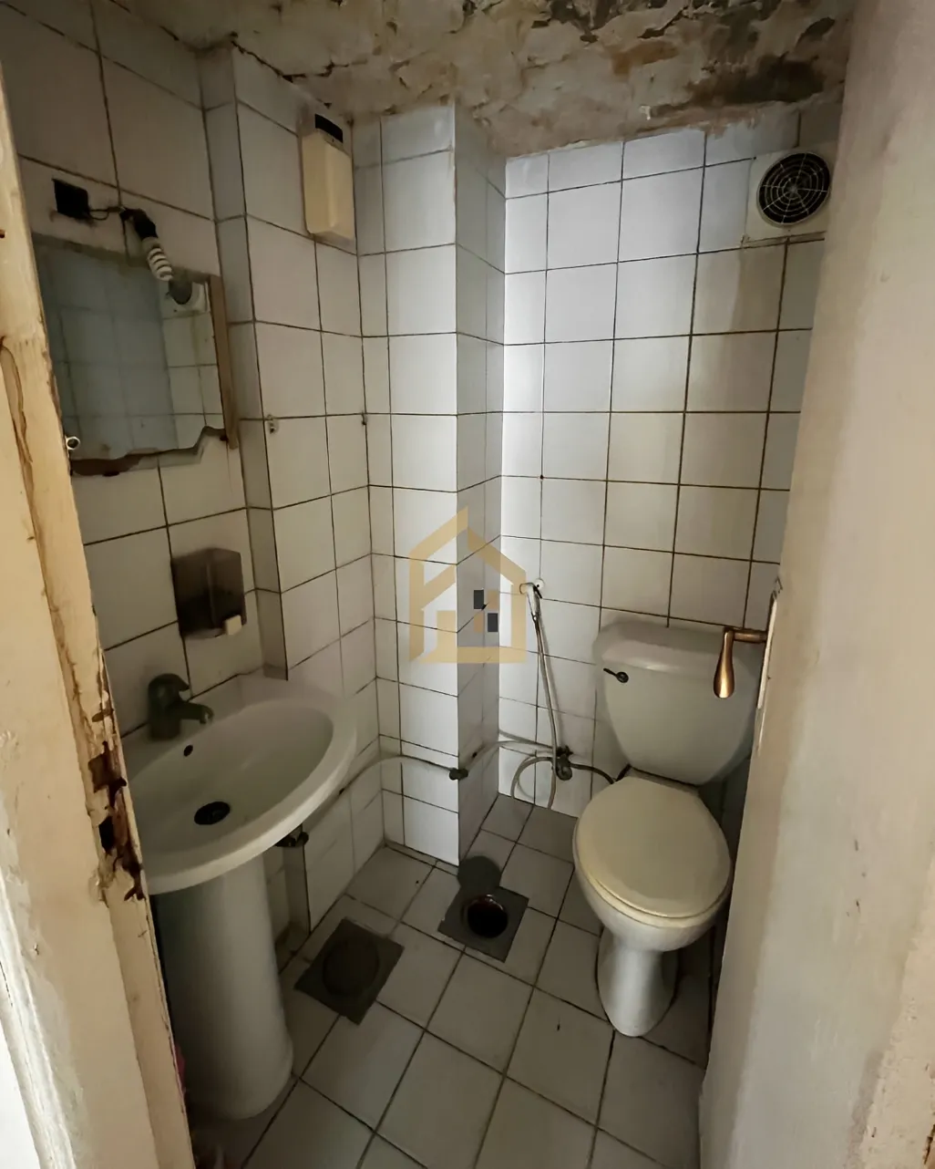 Showroom for rent in Bir Hasan, Lebanon