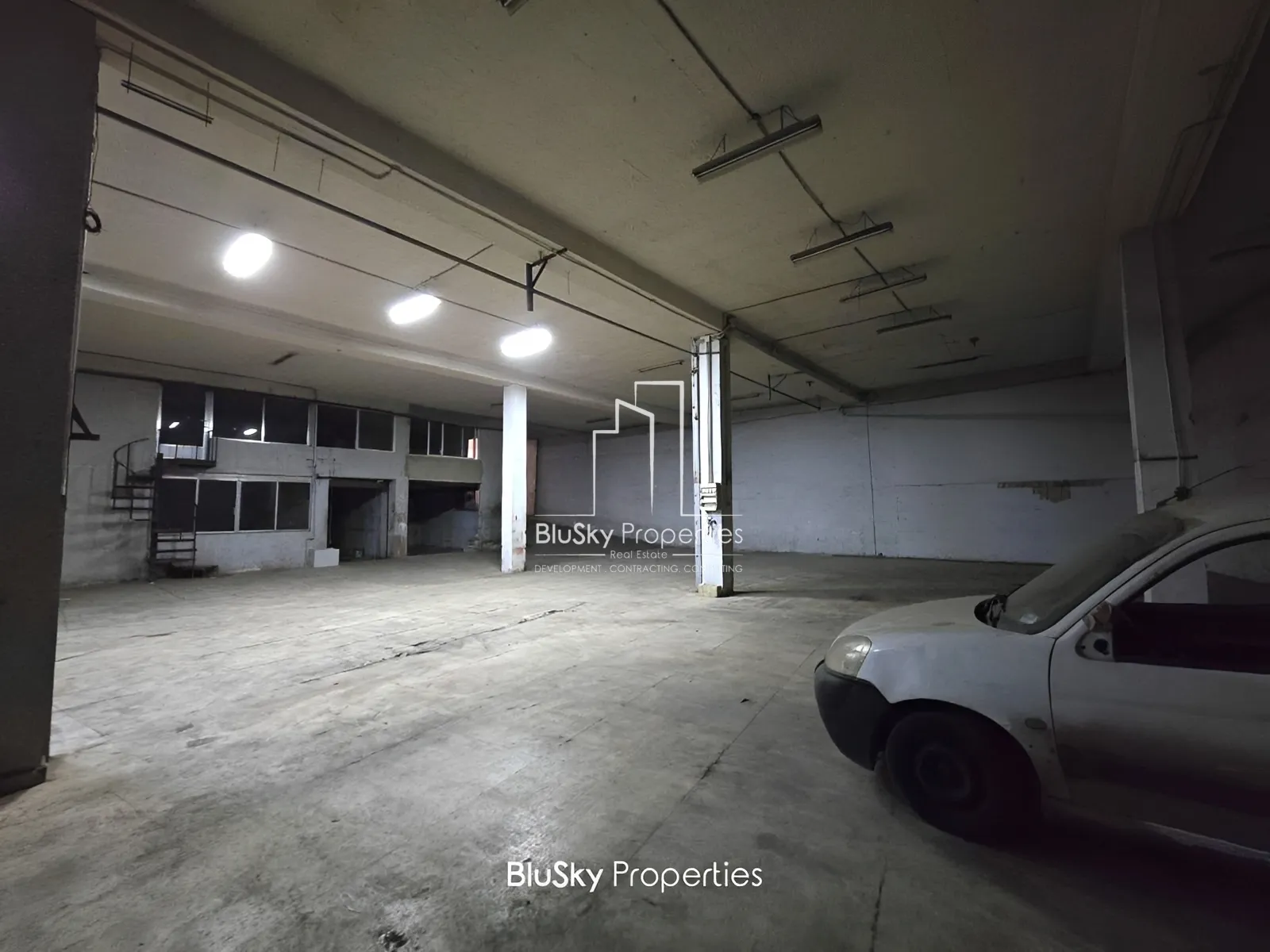 Warehouse for sale in Dekwaneh