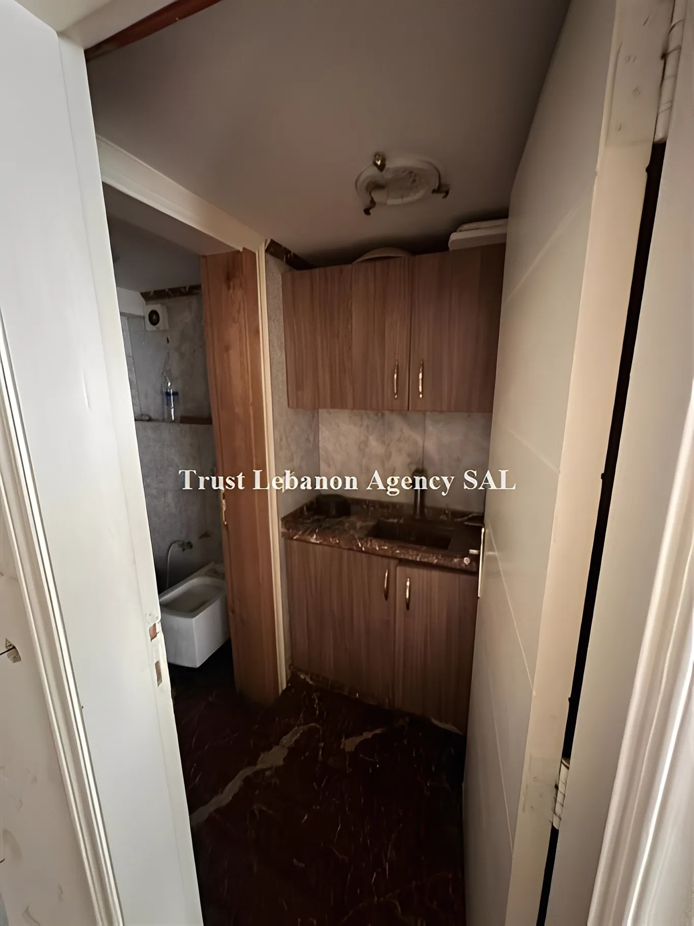 Shop For Rent in Beirut, Unesco