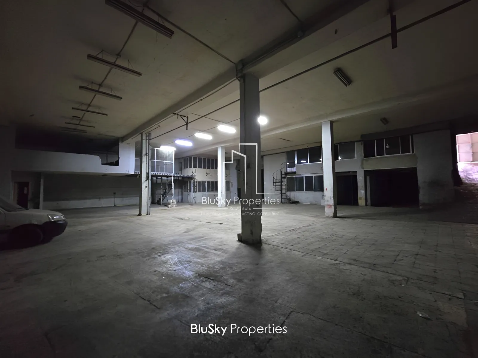 Warehouse for sale in Dekwaneh