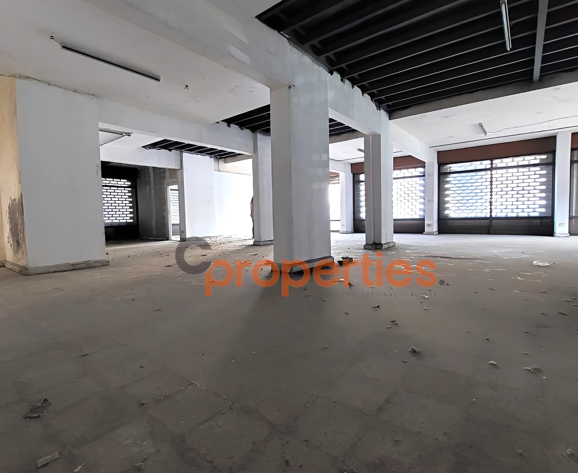 Showroom for Sale in Jdeideh