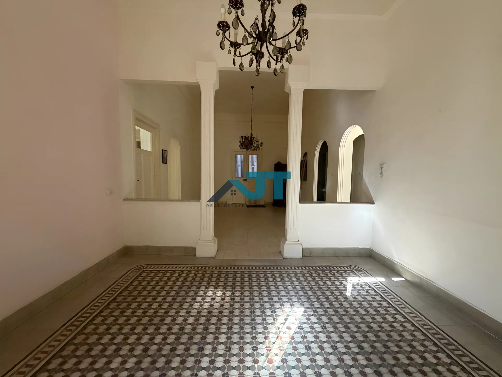 Apartment for rent in Caree d'or, achrafieh - 3 bed, 2.0 bath