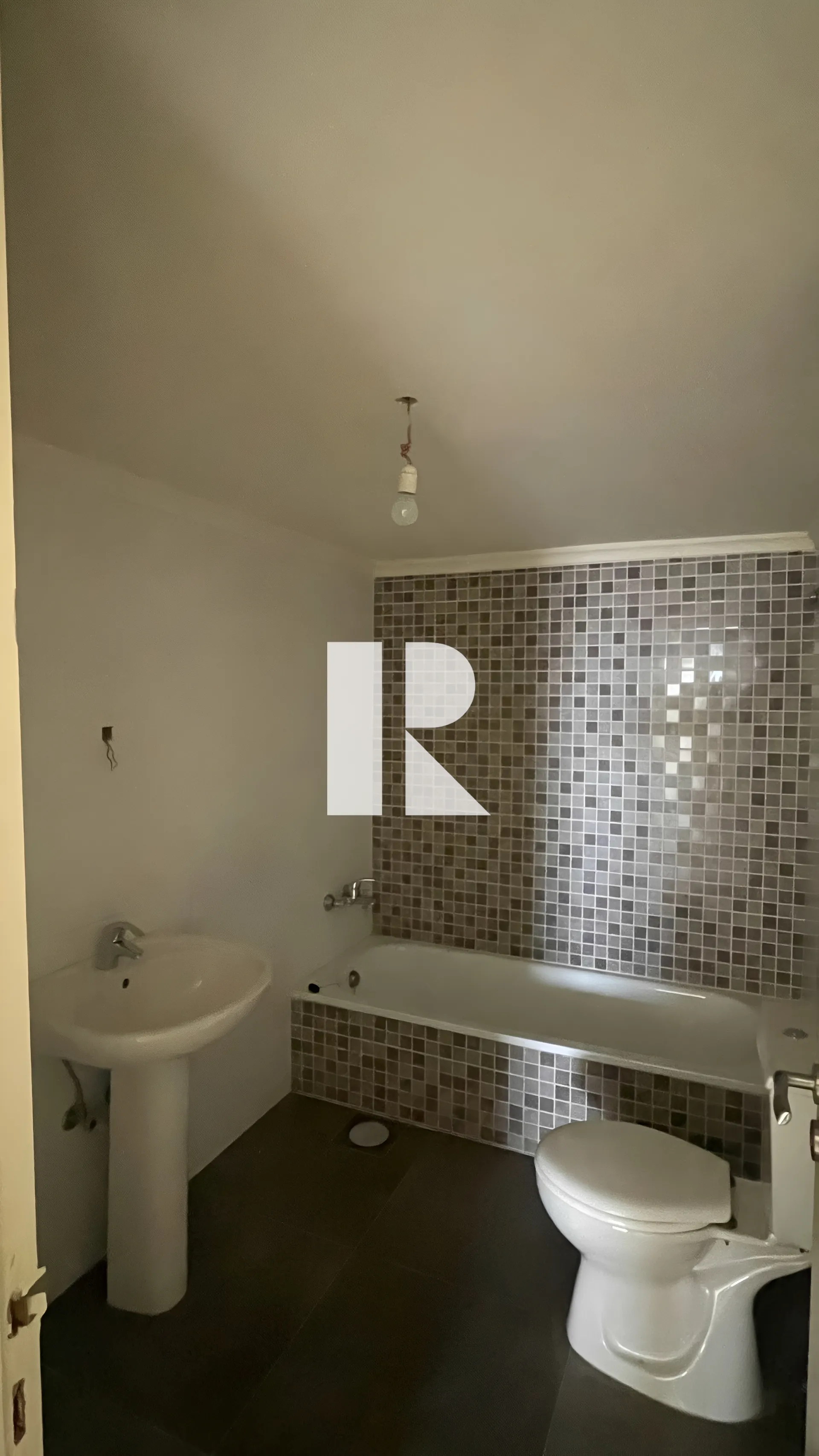 Apartment for sale in Halat - 2 bed, 2.0 bath