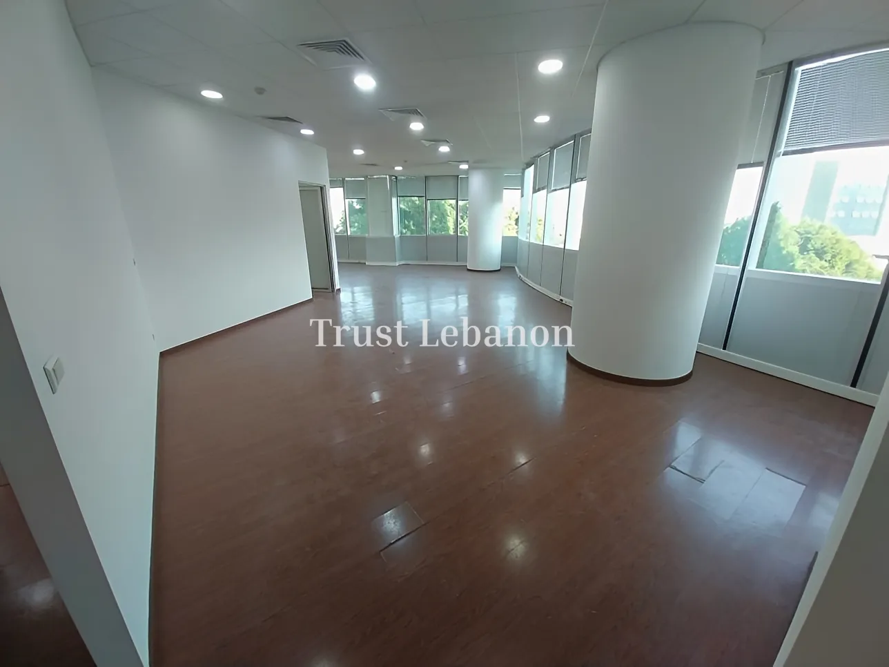 Office for rent in Horch Tabet