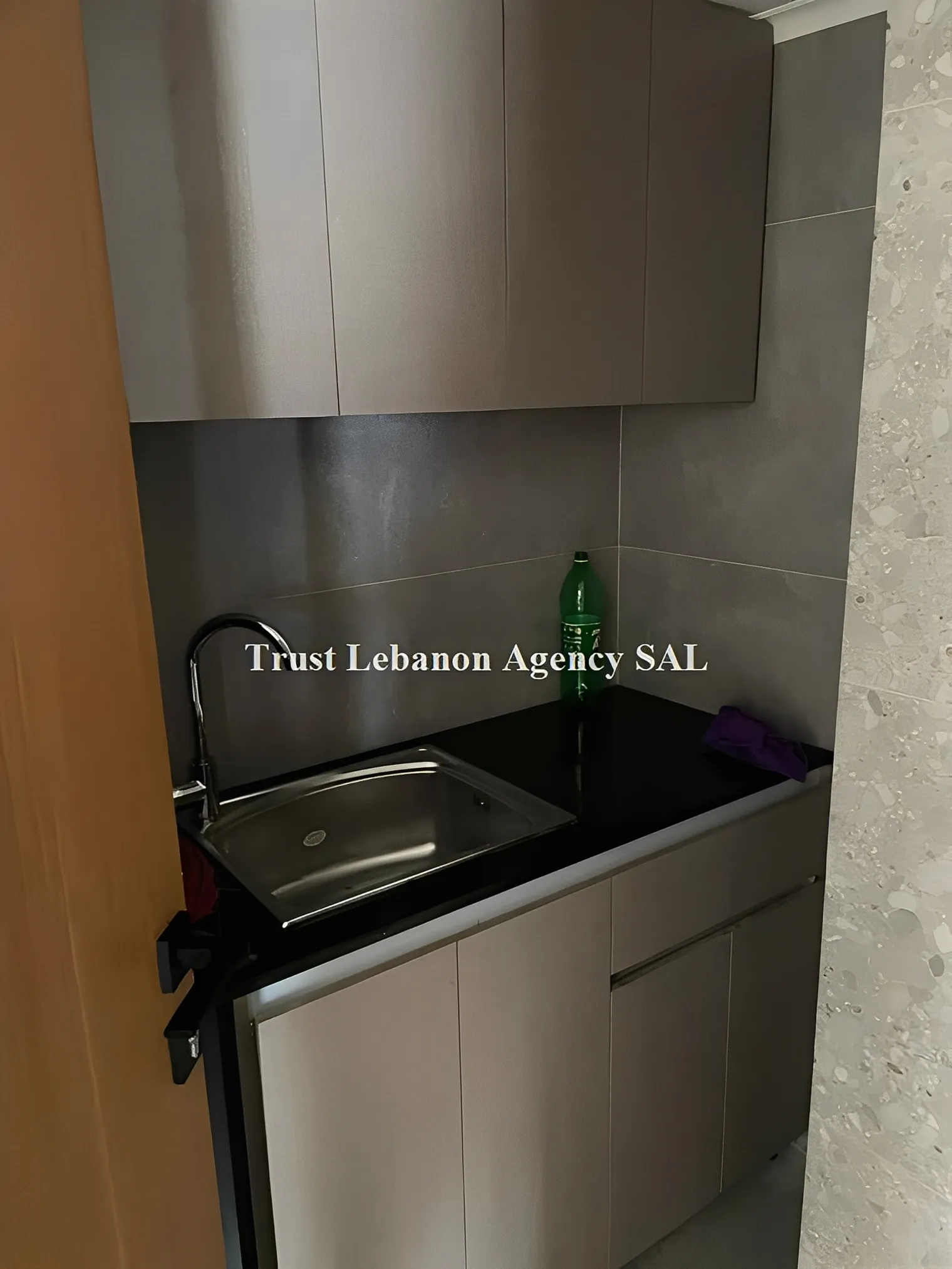Office for rent in Metn, Dekweneh