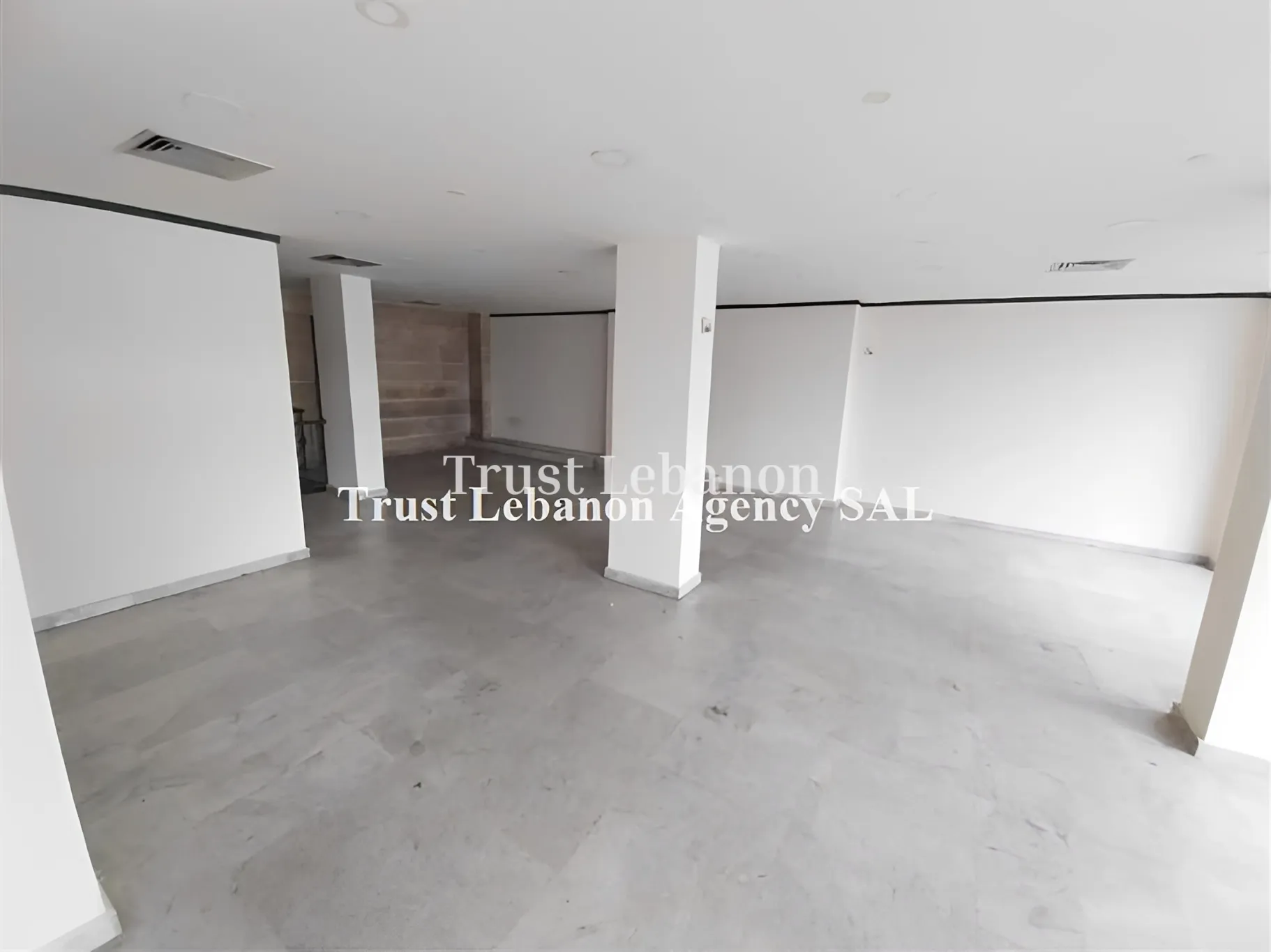 Showroom for rent in Jdeideh