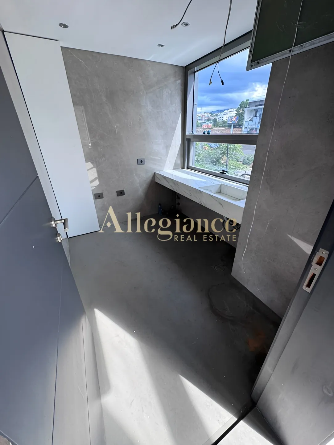 Showroom for rent in Dbayeh
