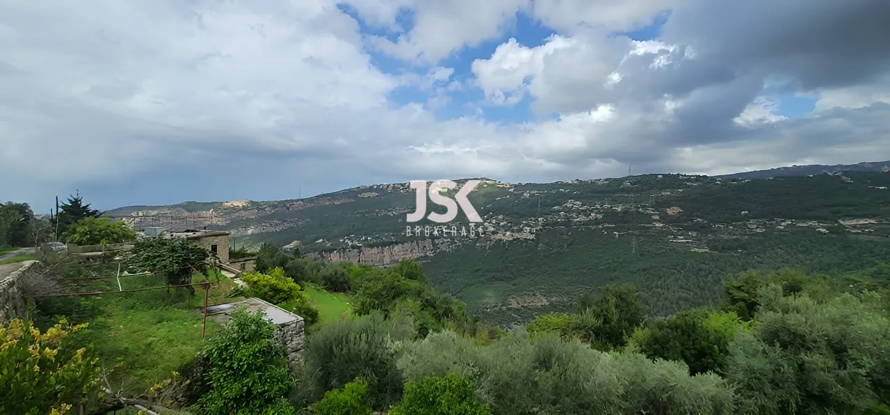 Land for Sale in Mradiyeh