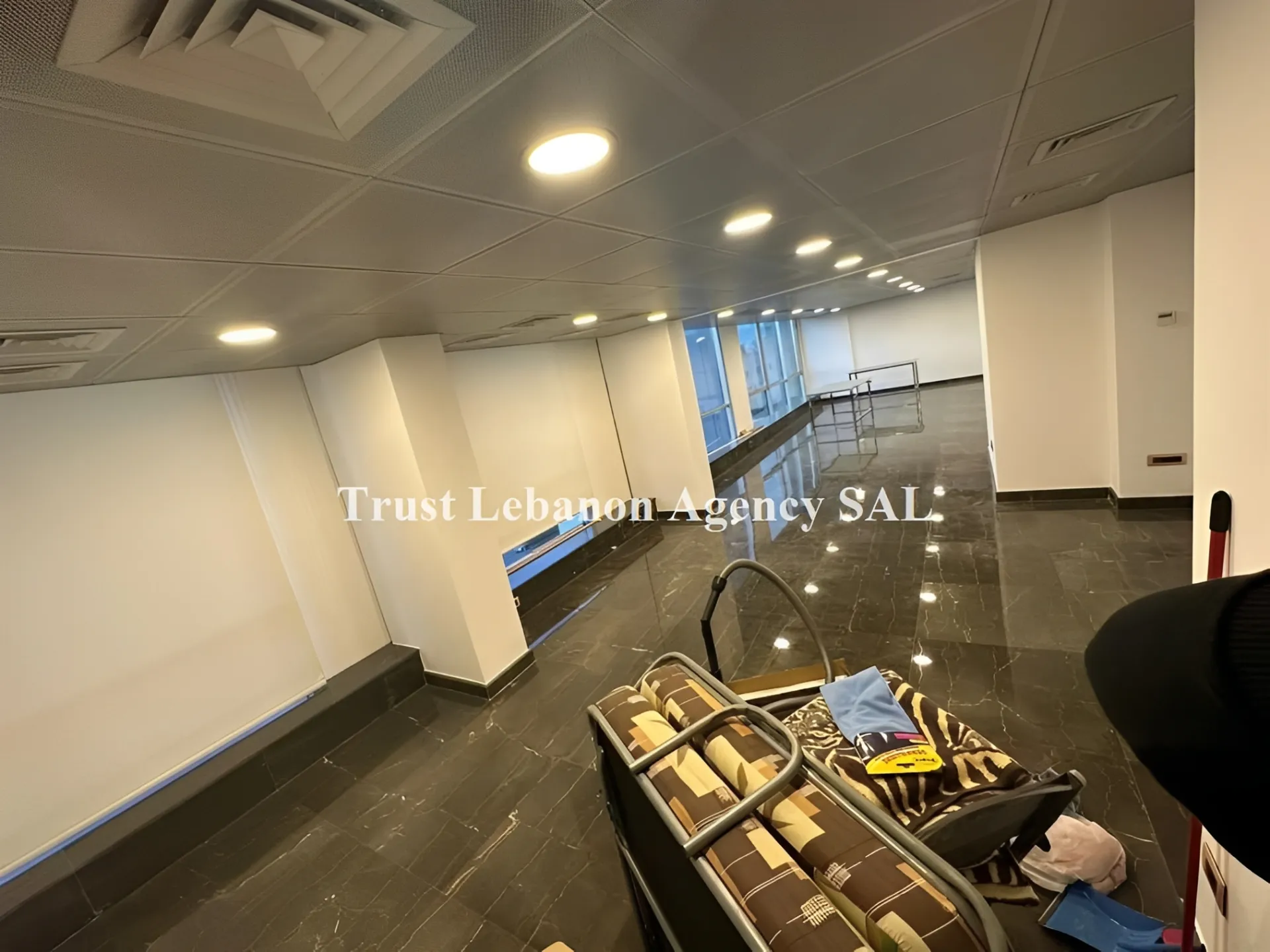 Office for rent in Metn, Dekweneh