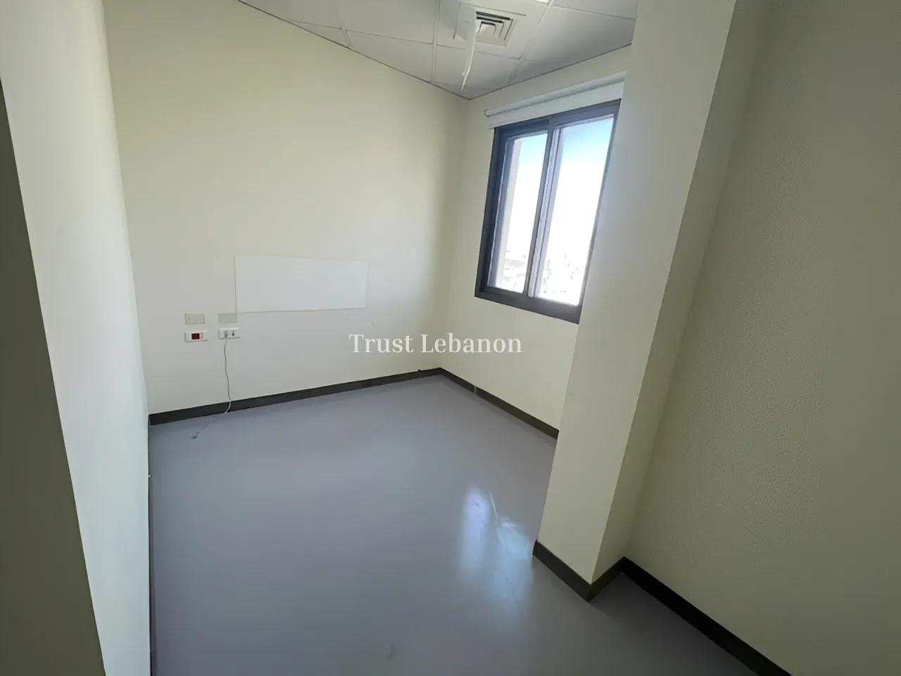 Office for rent in Furn El Chebak, Bayrut, Lebanon