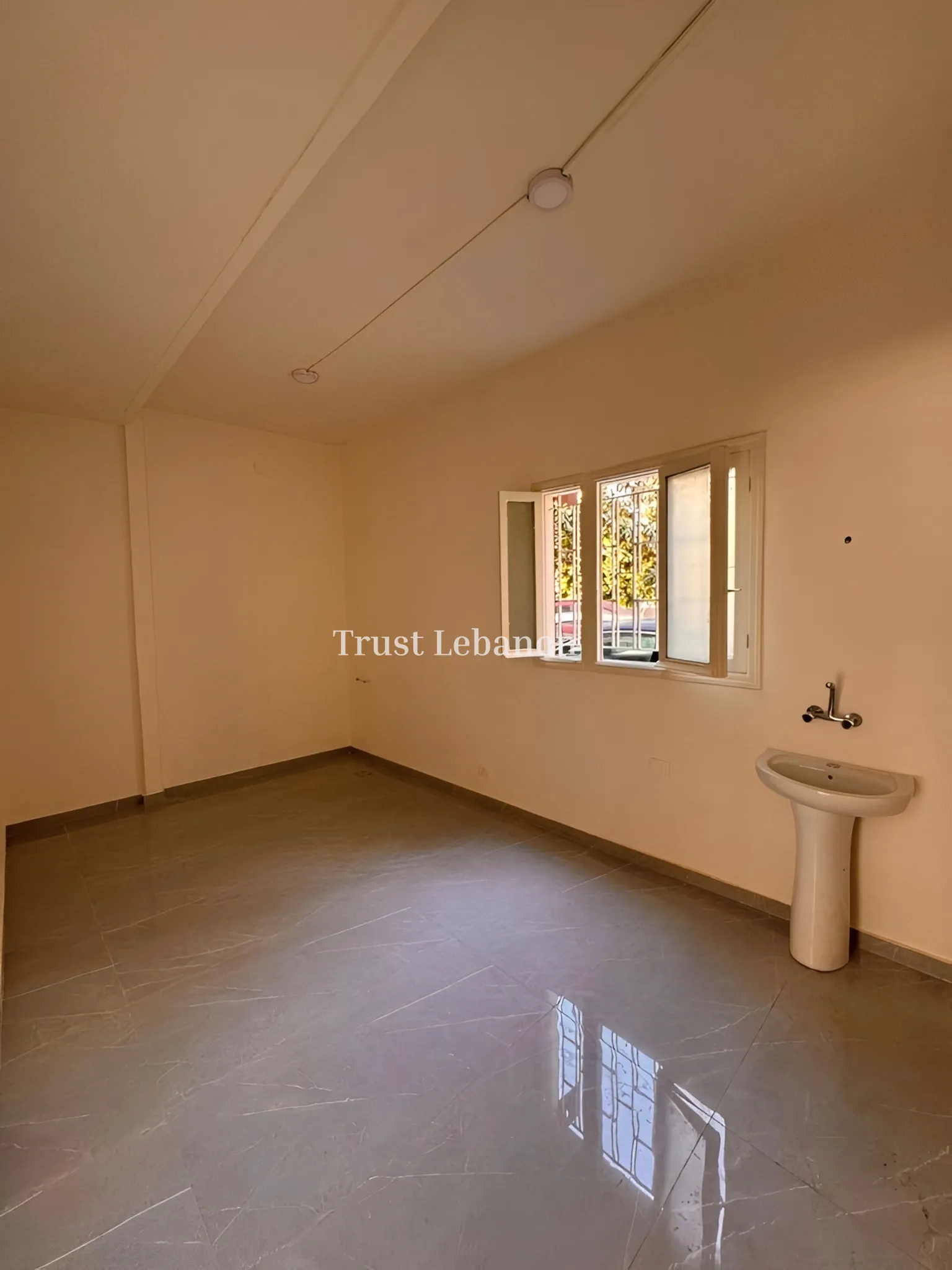 Shop for rent in Baouchriyeh, Lebanon