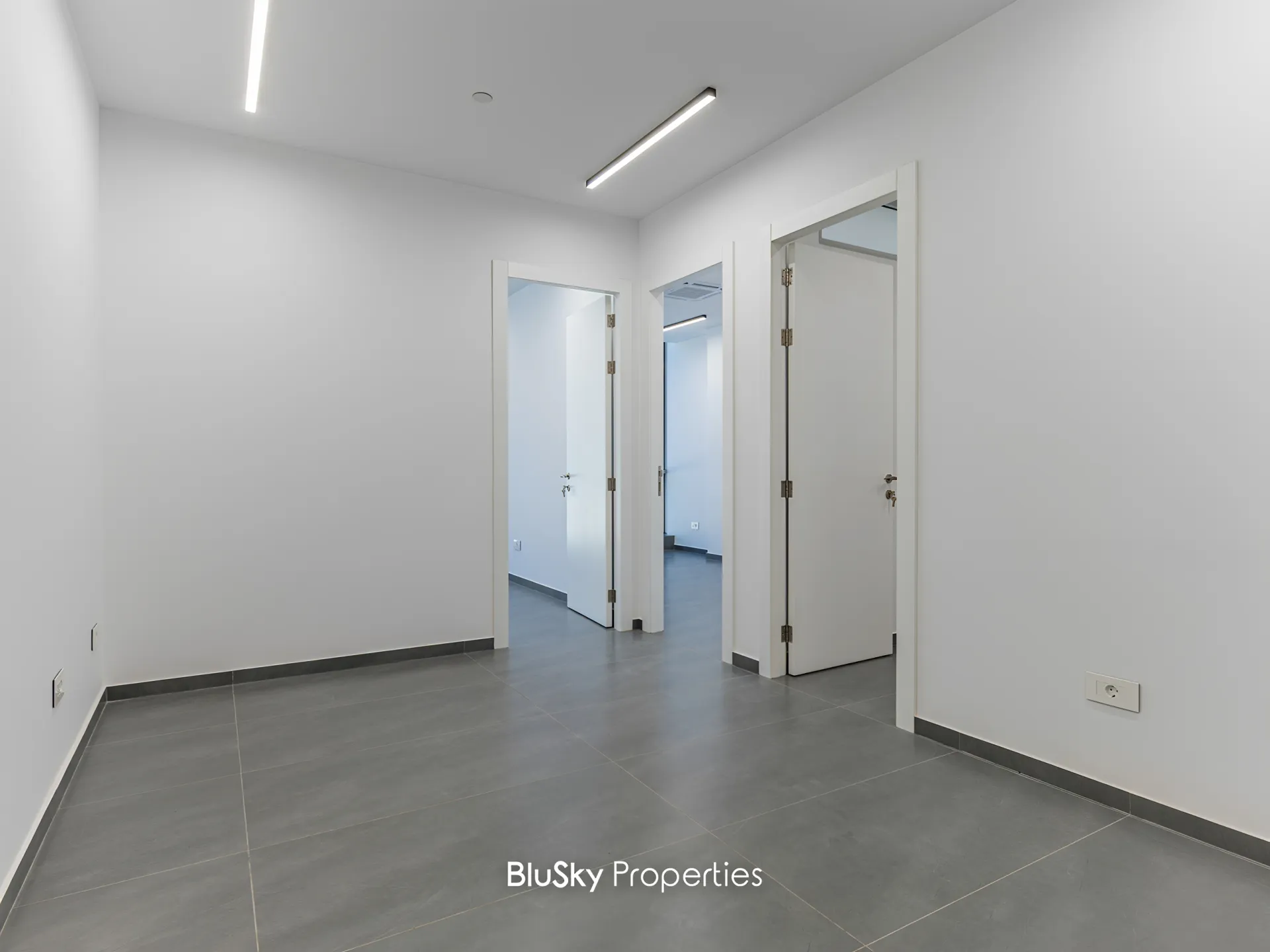 Office for rent in Horch Tabet
