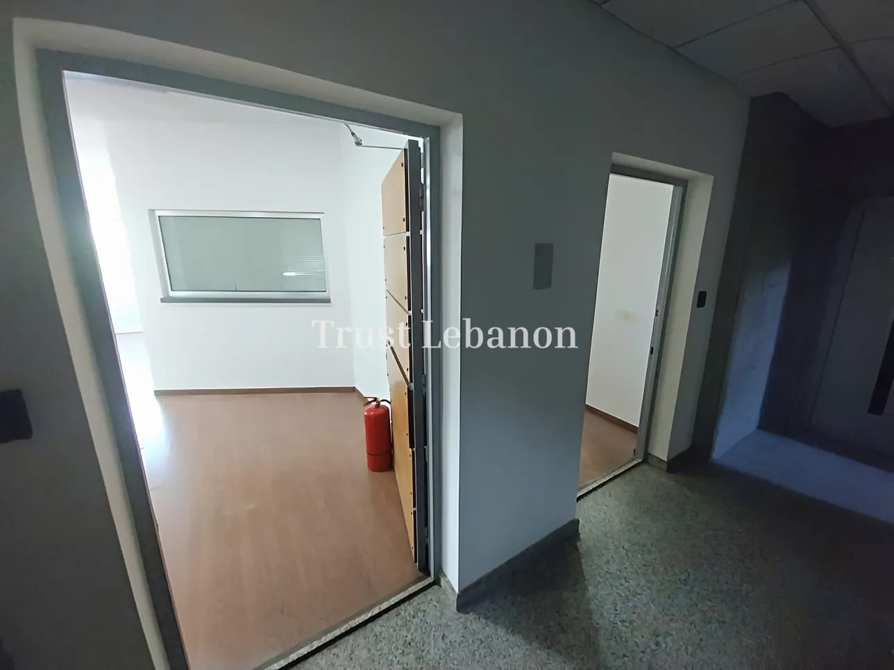 Office for rent in Horch Tabet