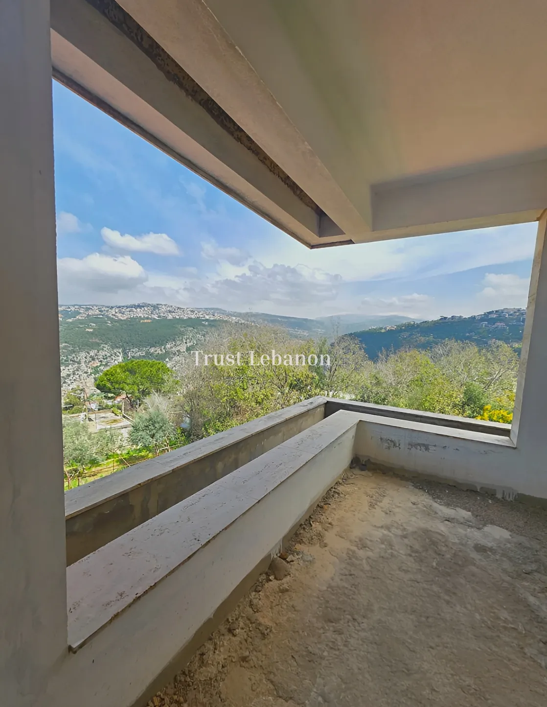 Apartment for sale in Qornet El Hamra, Lebanon - 3 bed, 2 bath