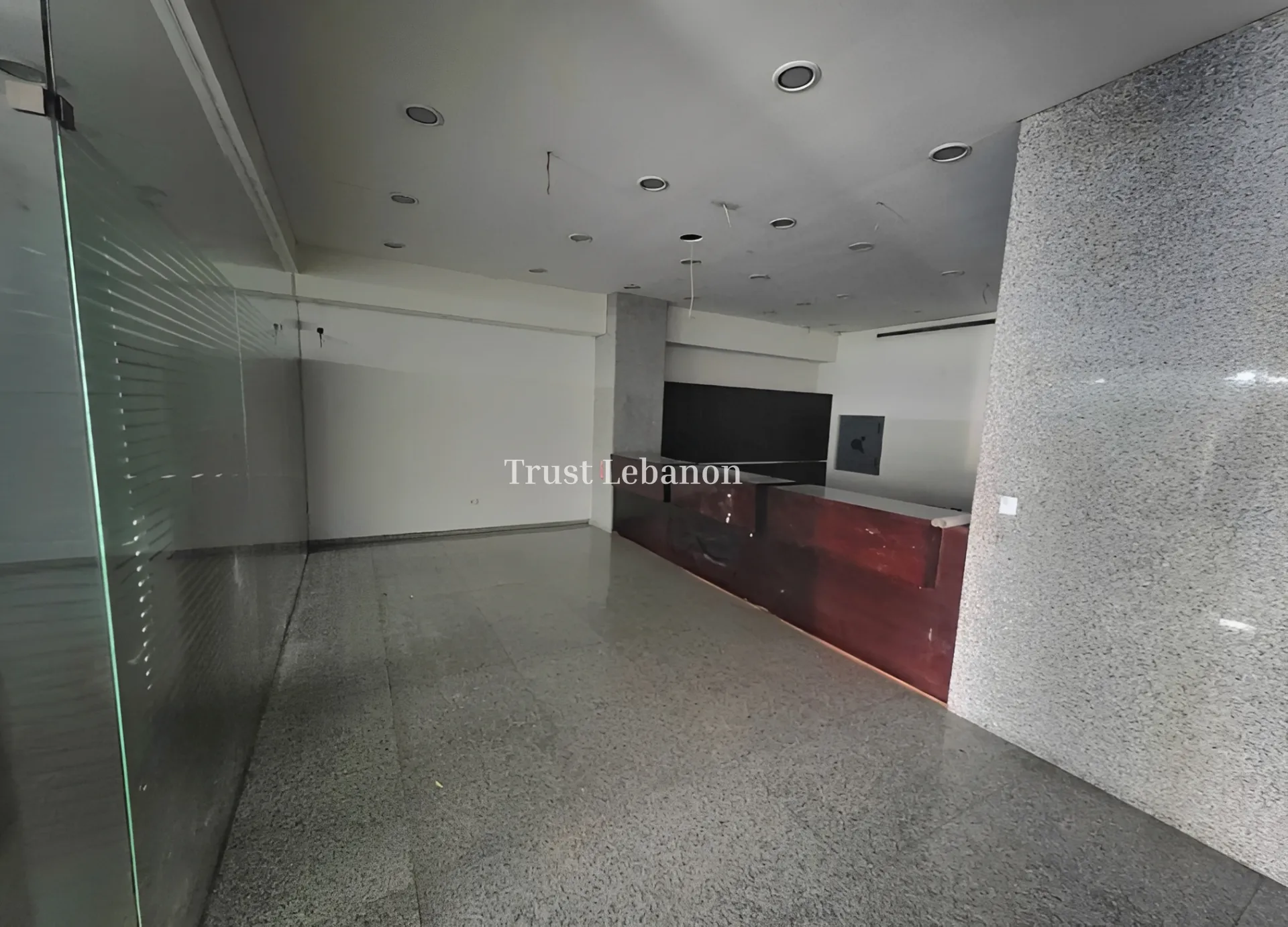 Showroom for rent in Horch Tabet