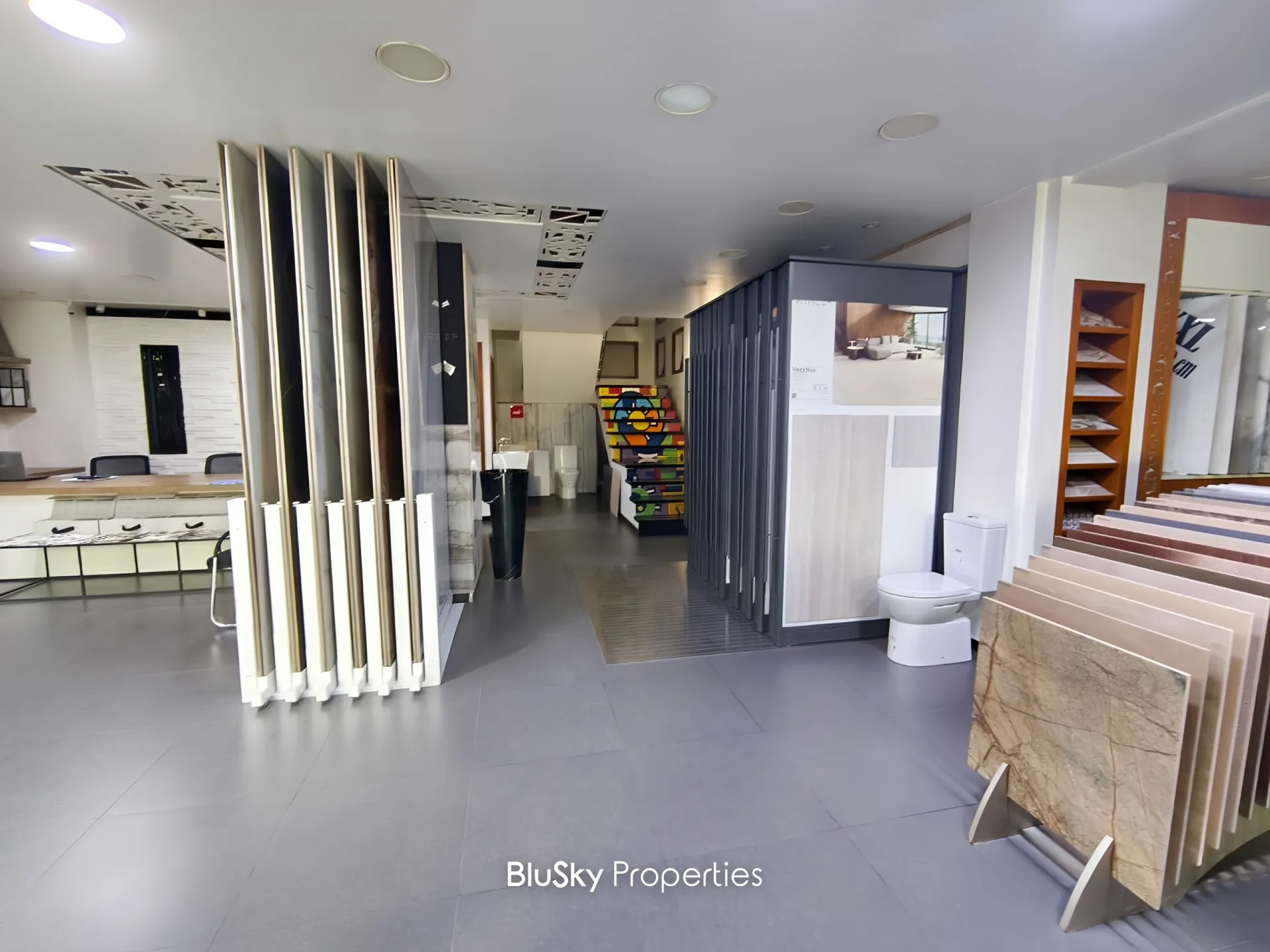 Showroom for rent in Jdeideh