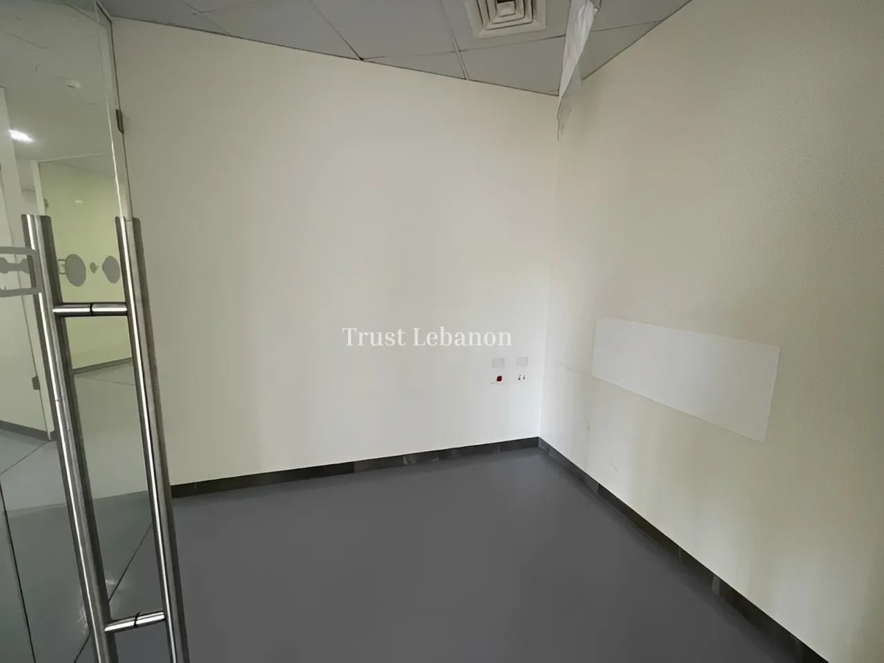 Office for rent in Furn El Chebak, Bayrut, Lebanon