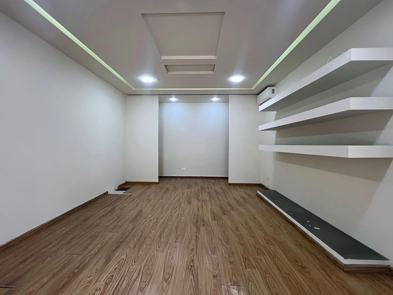 Shop for Rent in Adonis