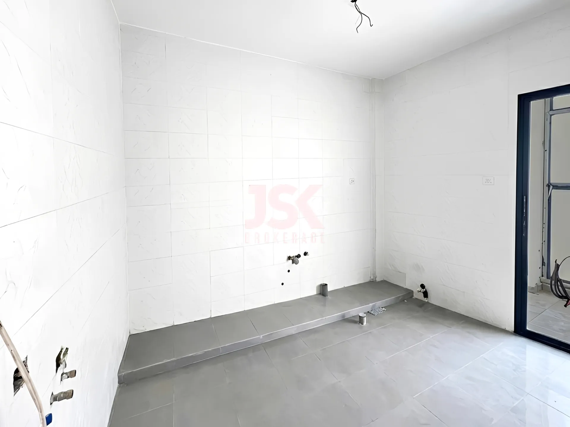 Apartment for Sale in Ain El Remmaneh - 3 bed, 2 bath