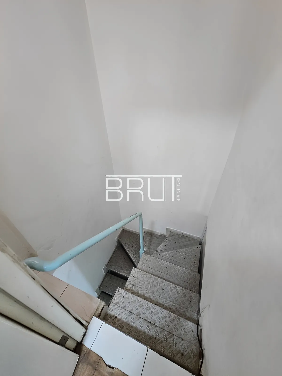 Shop for rent in Adonis