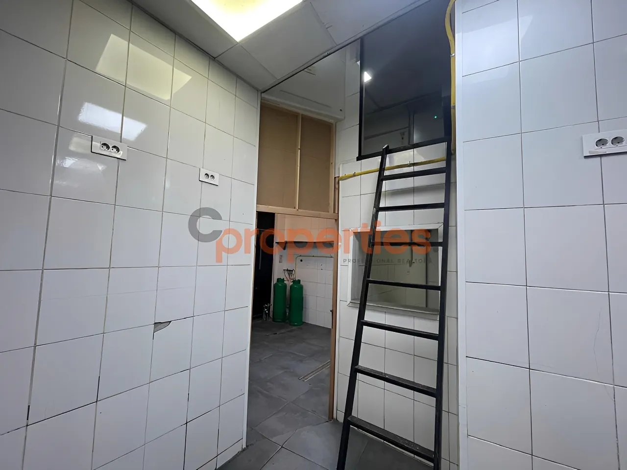 Restaurant for Rent in Saifi Village