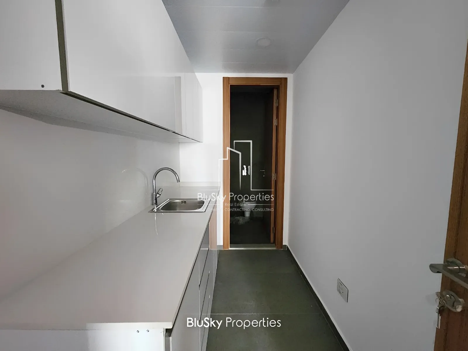Office for sale in Horch Tabet