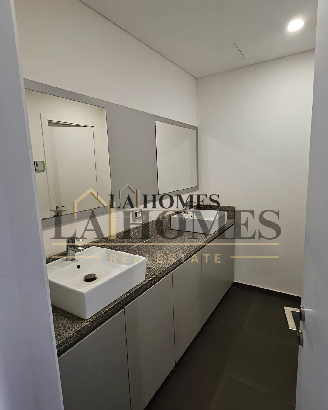 Showroom for rent in Ain El Remmaneh