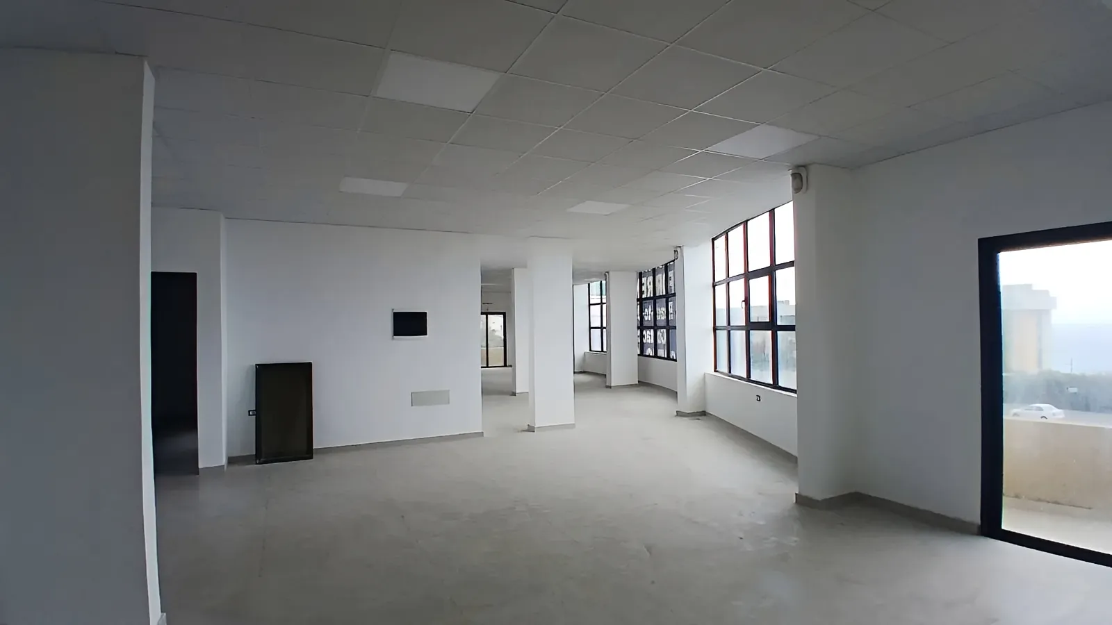 Showroom for rent in Halat