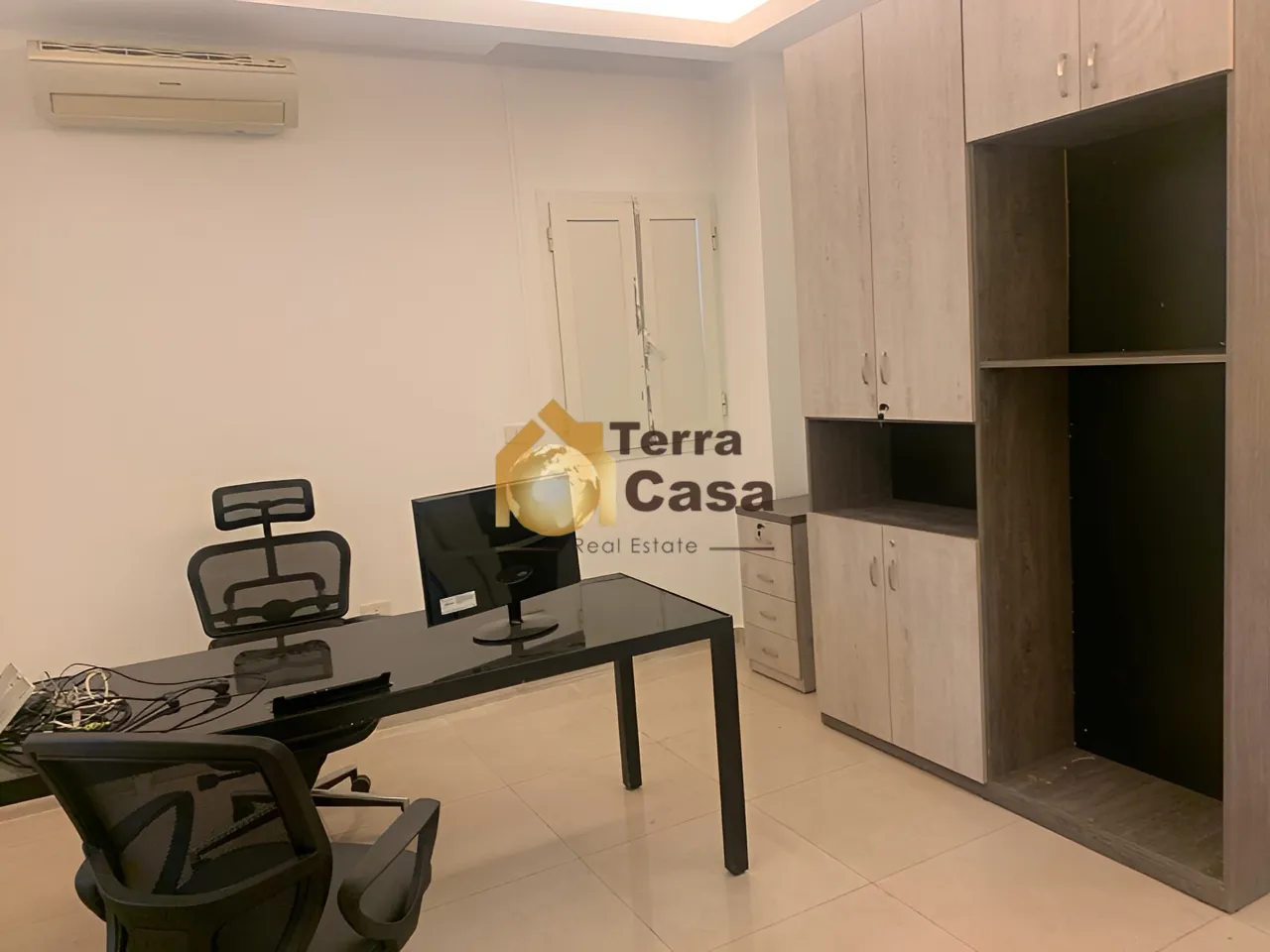Office for rent in Monot