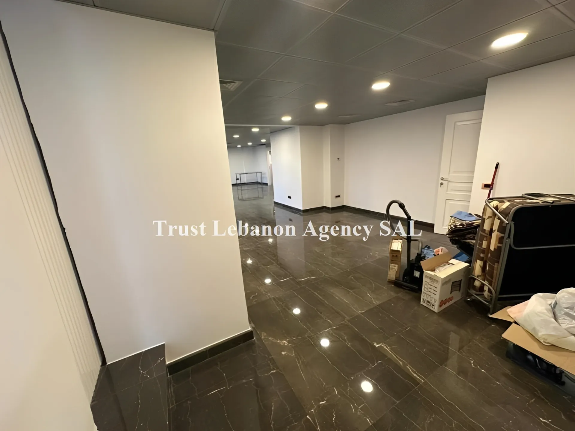 Office for rent in Metn, Dekweneh
