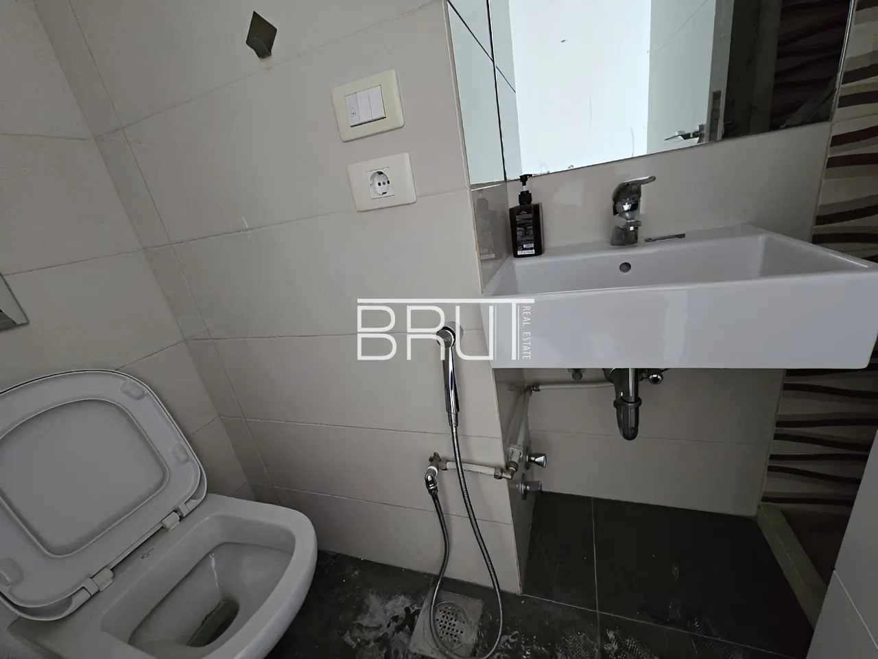 Apartment for Sale in Haret Sakher