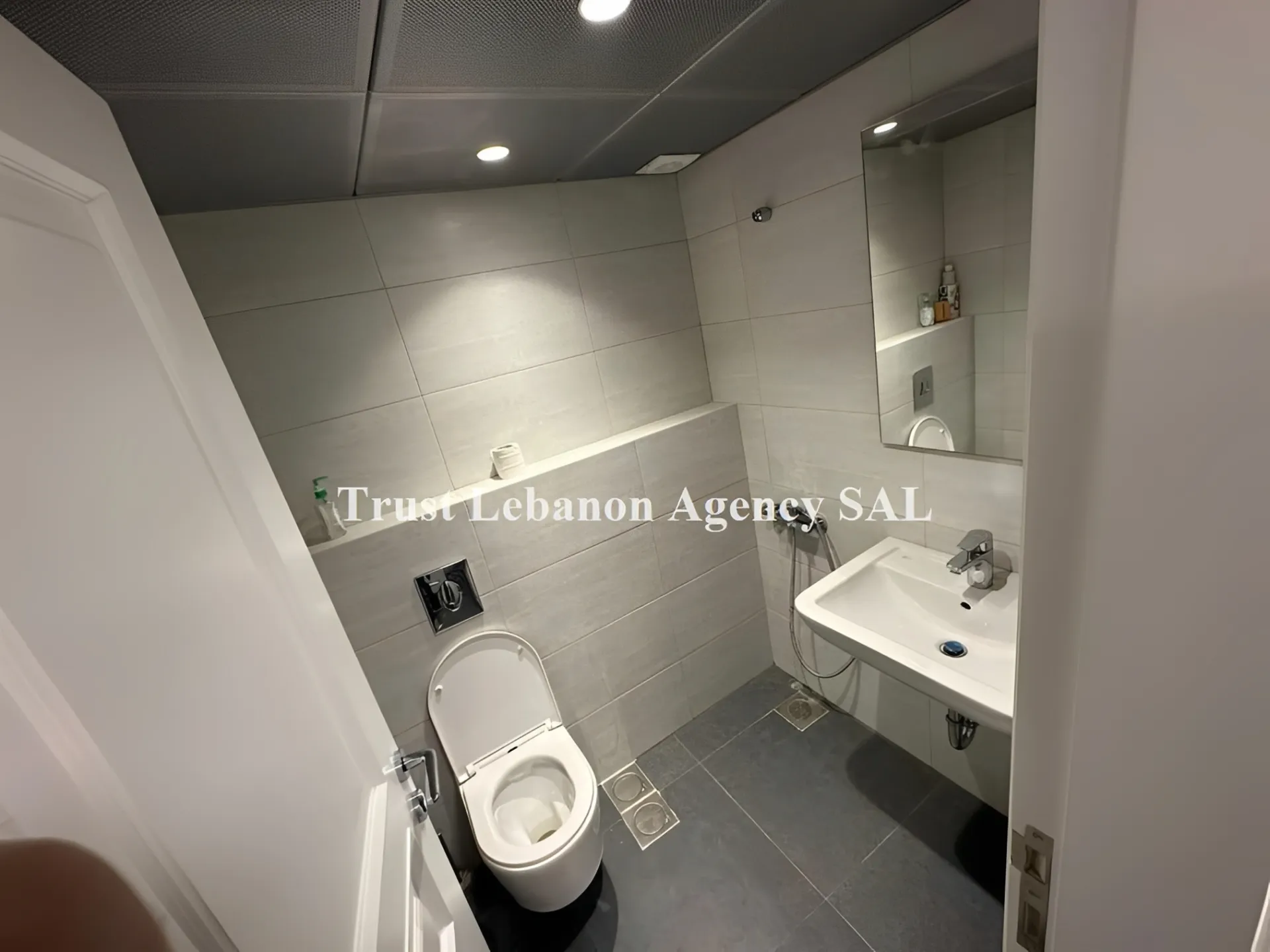 Office for rent in Metn, Dekweneh
