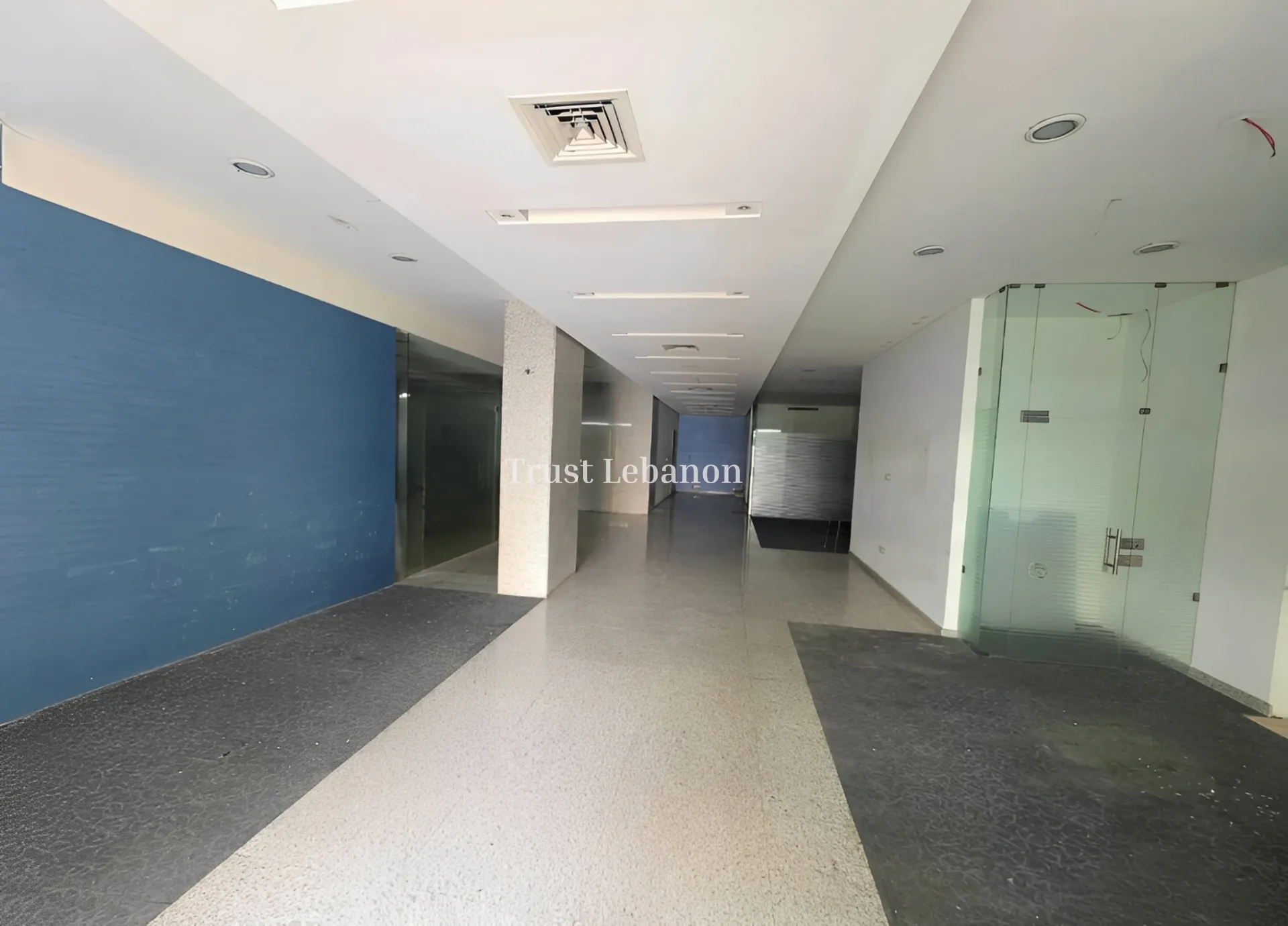 Showroom for rent in Horch Tabet