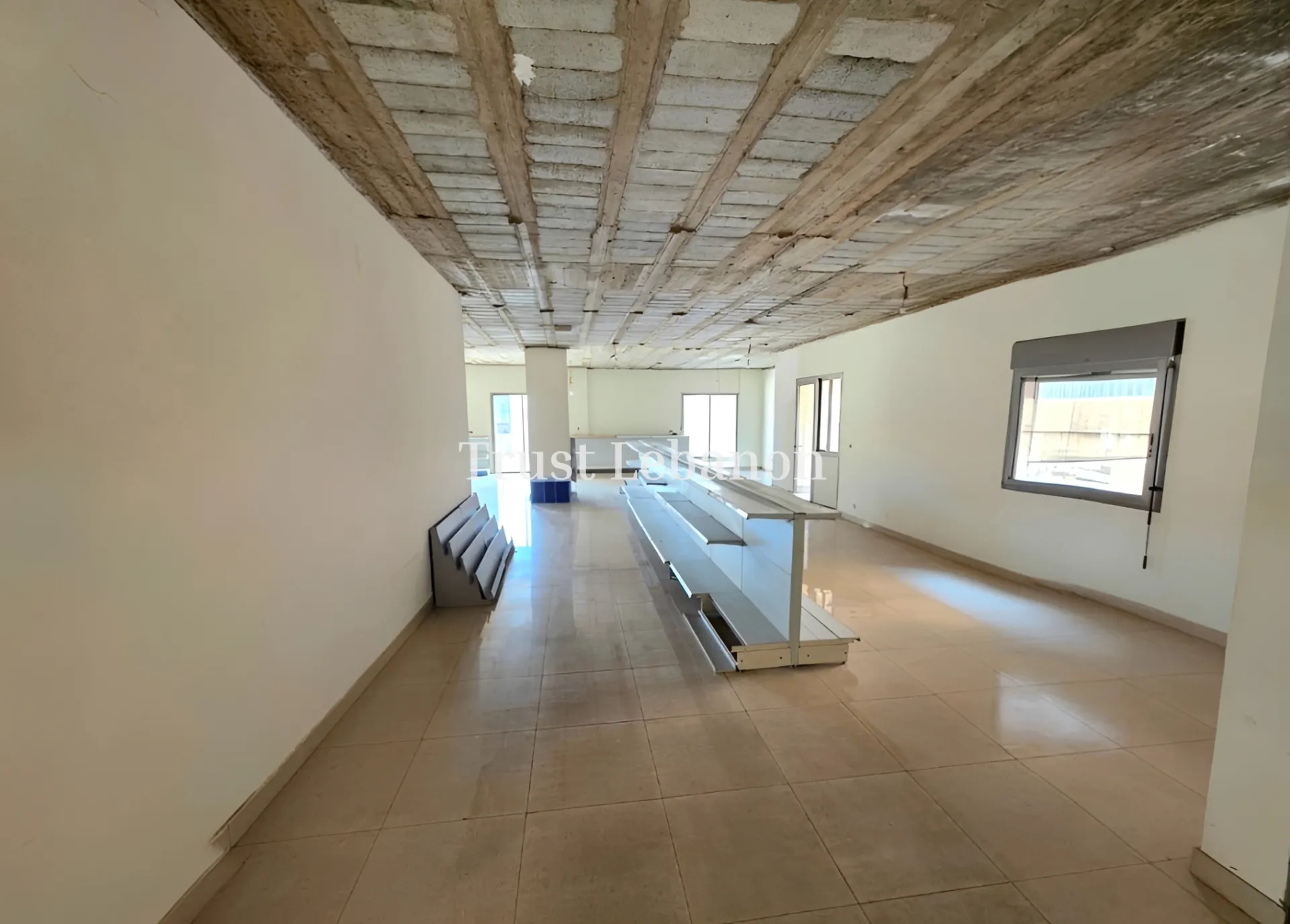 Showroom for rent in Hazmieh