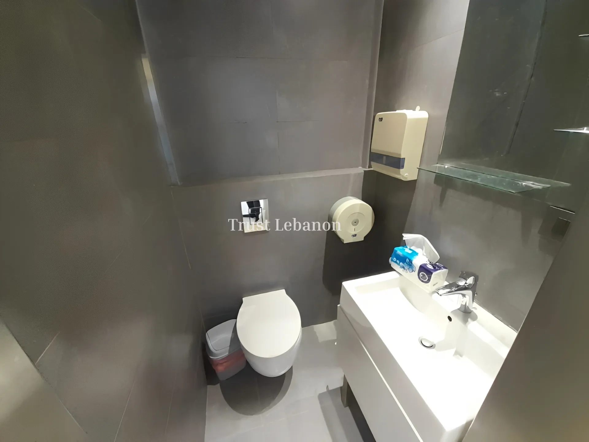 Office for rent in Forn El Chebbak, Lebanon