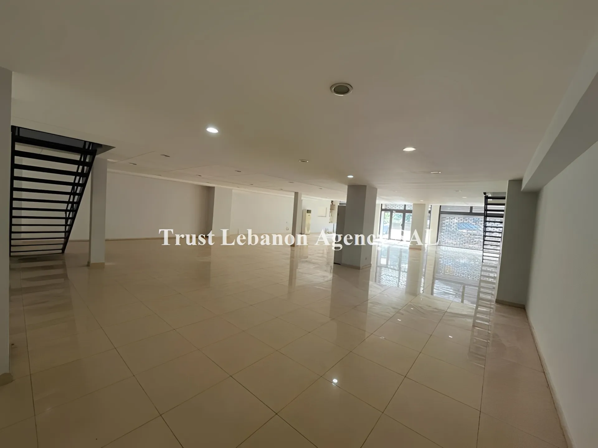 Commercial Property For Rent in Metn, Nahr El Mott