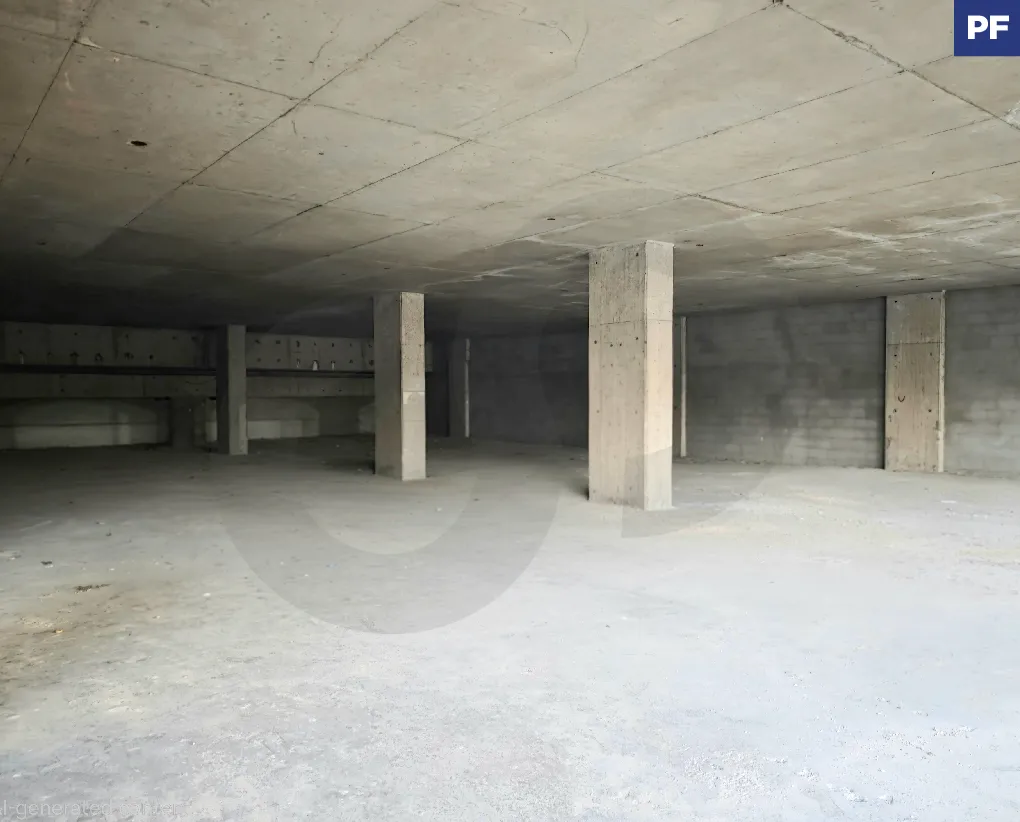 Showroom for rent in Hazmieh