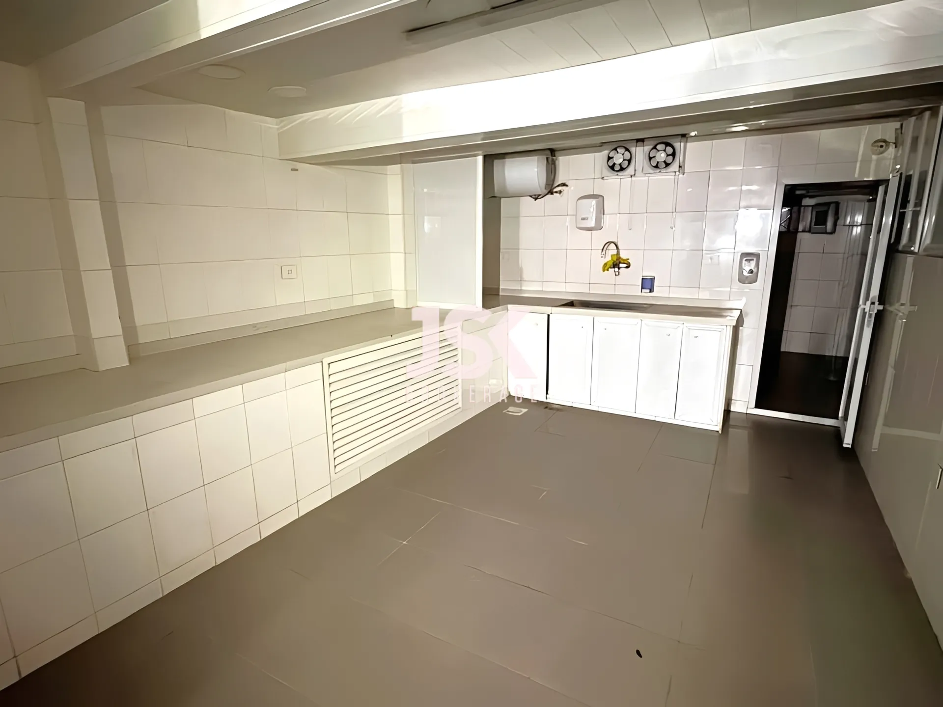 Office for Rent in Ras