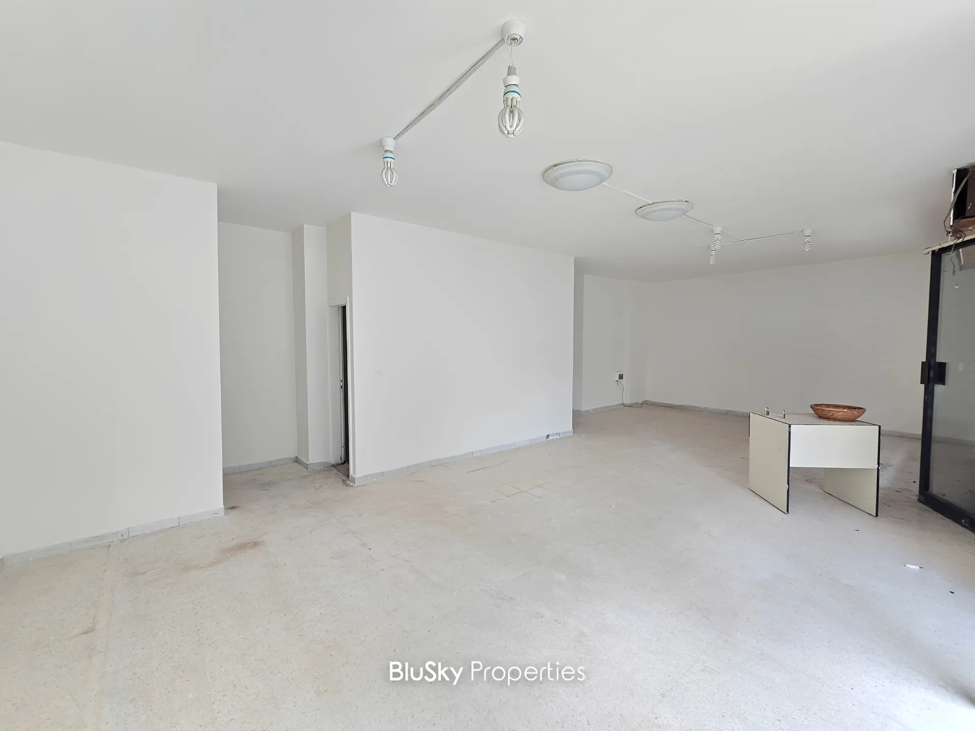 Shop for rent in Mansourieh