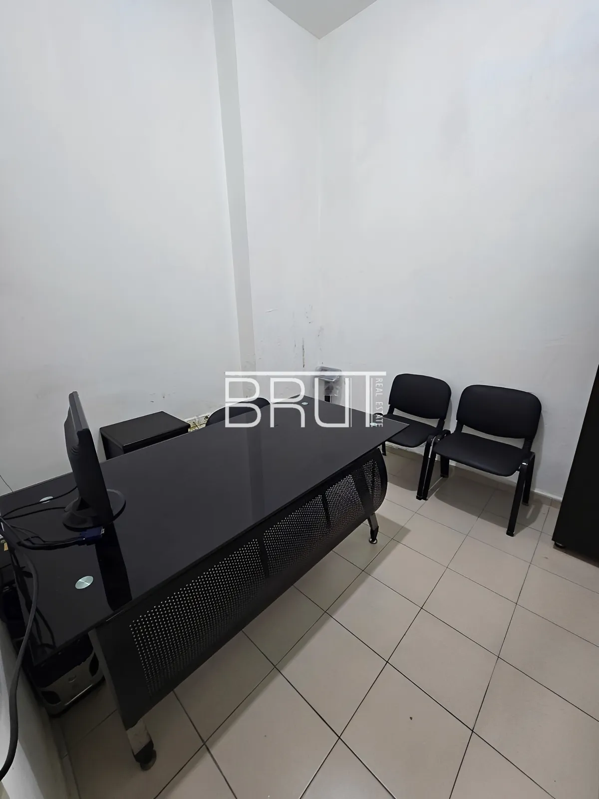 Shop for rent in Adonis