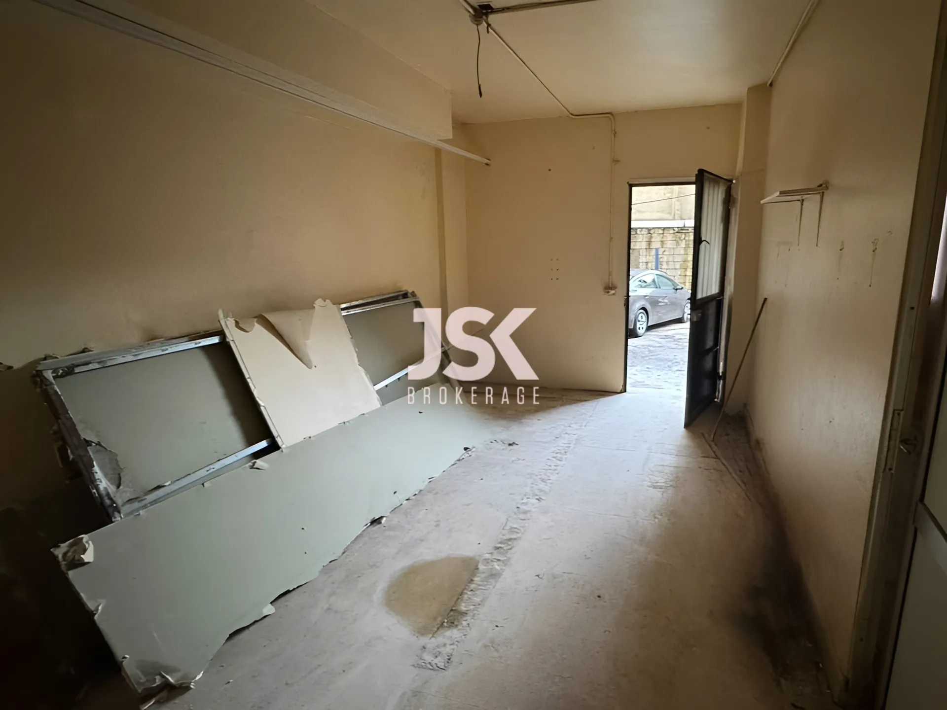 Warehouse for Sale in Dekwaneh