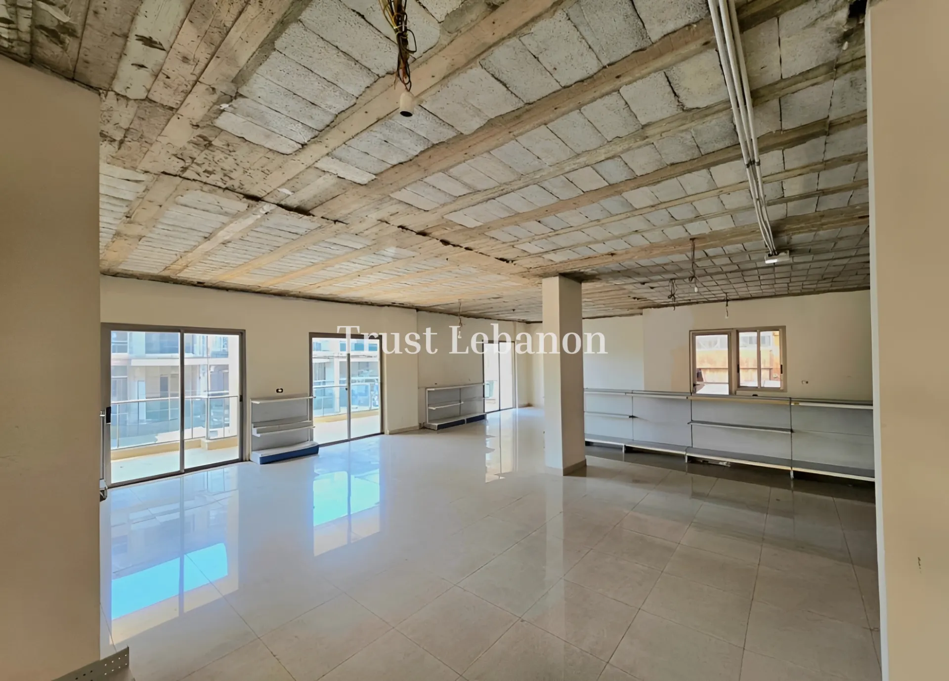 Showroom for rent in Hazmieh