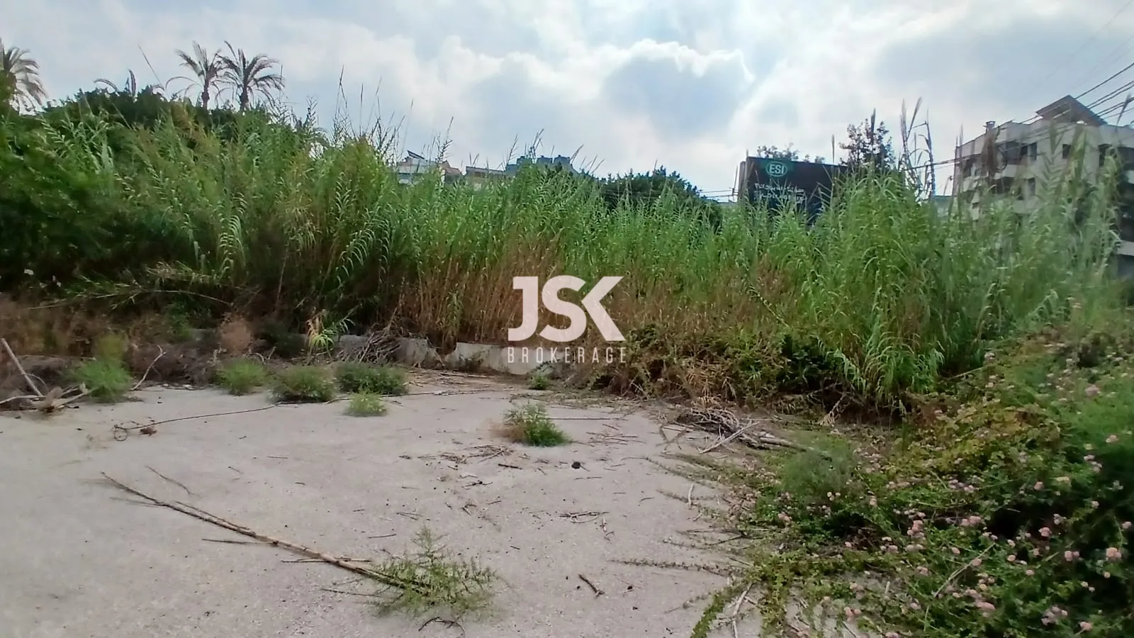 Land for Sale in Dekwaneh