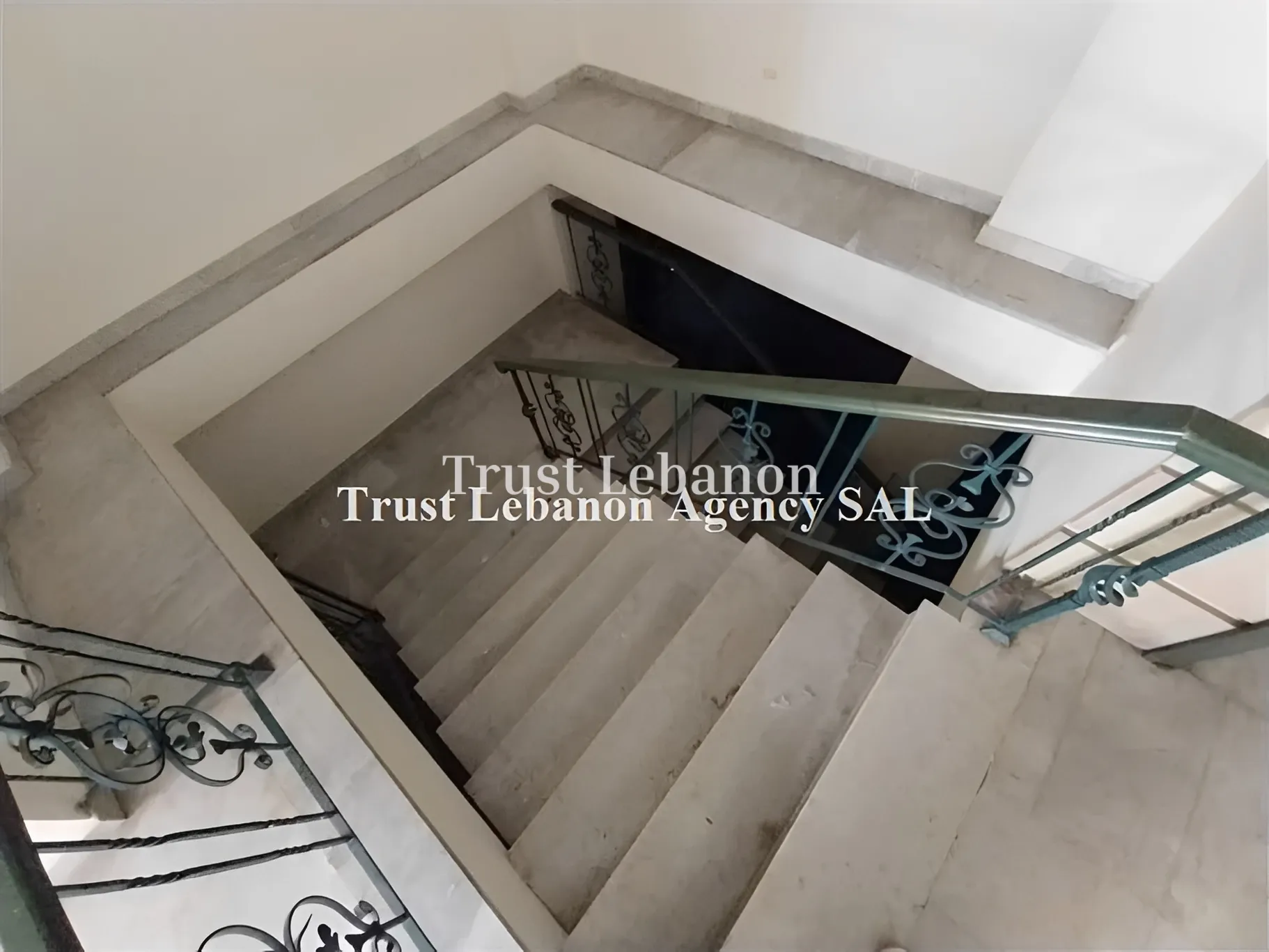 Showroom for rent in Jdeideh
