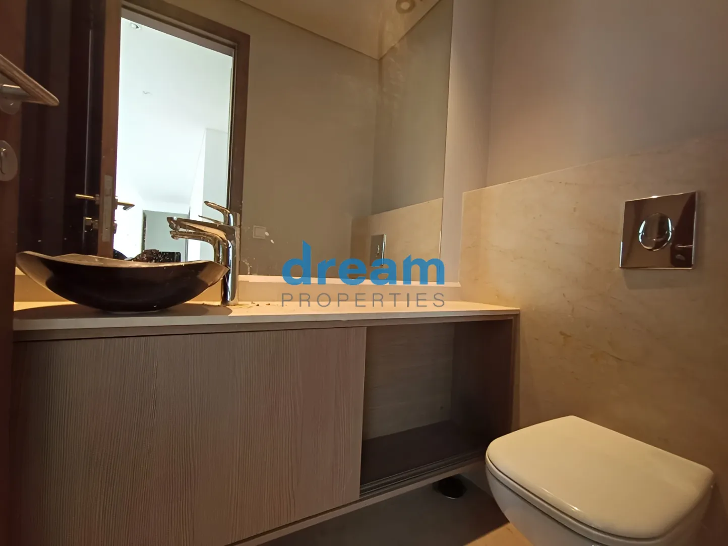 Apartment for rent in Achrafieh, Beirut, Lebanon - 2 bed, 4 bath