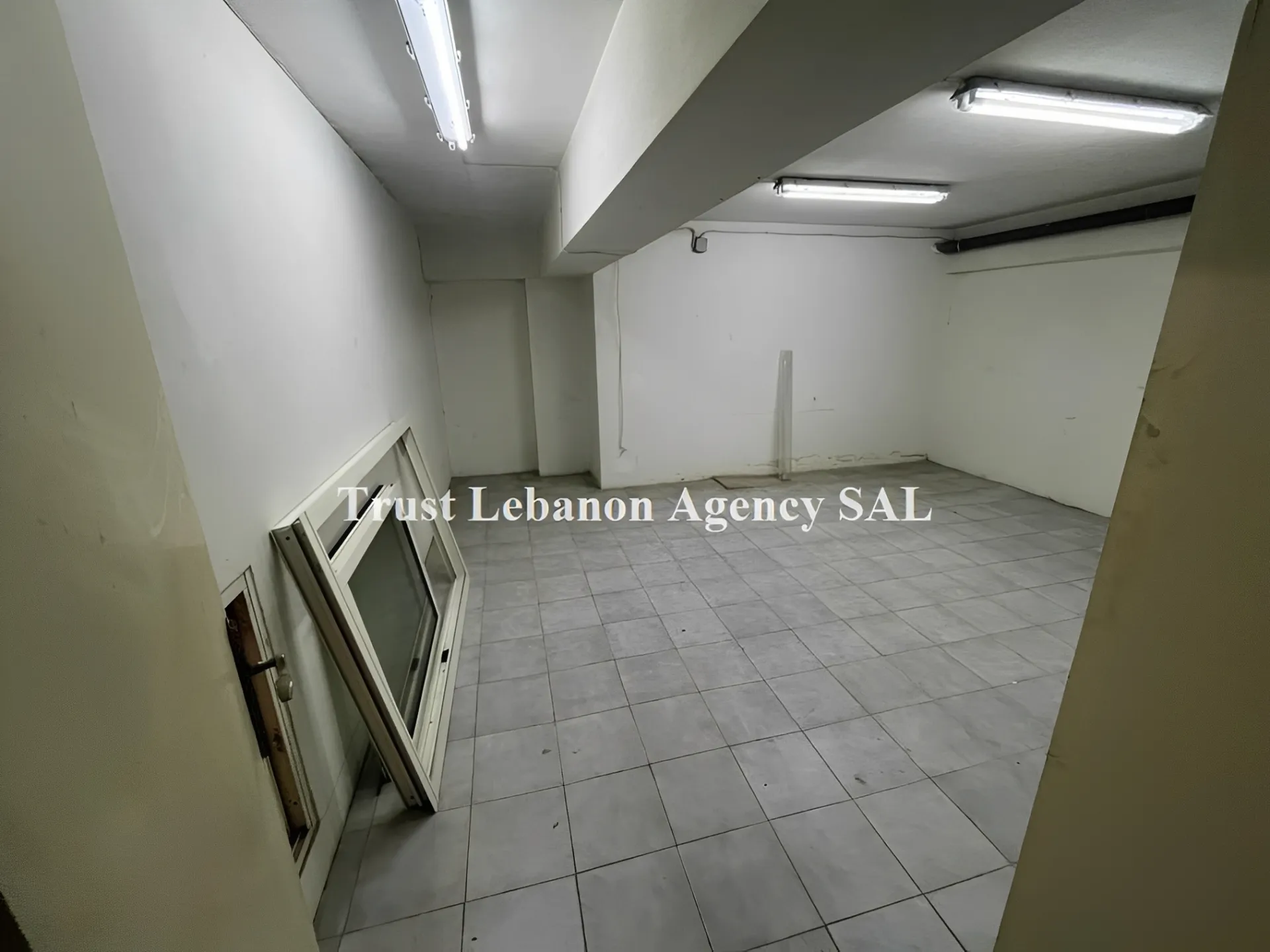 Commercial Property For Rent in Metn, Nahr El Mott